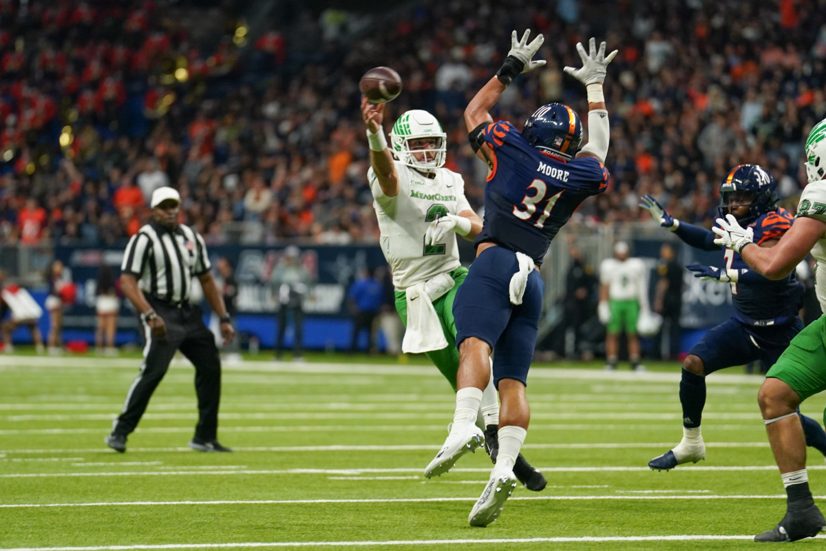Dec 2, 2022; San Antonio, Texas, USA; North Texas Mean Green quarterback Austin Aune (2) passes in front of UTSA Roadrunners linebacker Trey Moore (31) in the second half at the Alamodome. Mandatory Credit: Daniel Dunn-USA TODAY Sports